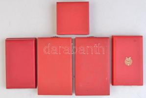 5db-os vegyes szocialista kitüntetés tétel, mind tokban, közte 1964. "A Munka Érdemrend" a...