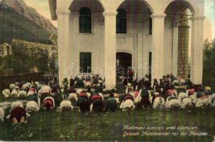 Muslimani klanjaju pred dzamijom / Betende Muselmänner vor der Moschee / Muslim folklore in front of the mosque. W.L. Bp. 1910. No. 6.