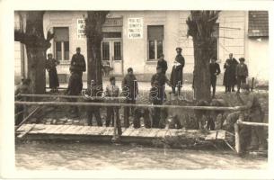 Drétoma, Drietoma; utcarészelet, üzlet, fahidat javító katonák / street, shop, WWII Hungarian soldiers repairing a wooden bridge, photo