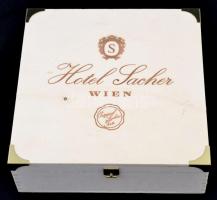 "Hotel Sacher Wien" feliratos dekoratív fa doboz réz rátétekkel, 19×19×6,5 cm