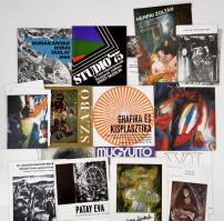 Nagy vegyes művészeti katalógus tétel, közte néhány művészeti folyóirat és képeslap, kb. 70-80 db, különféle kiadásban, változó állapotban.