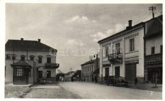 Bánffyhunyad, Huedin; utca, Tigris szálló, Kolozsvári András és Albert Lázár üzlete, Hangya, Patika, Szilágyi Márton vendéglője és étterme, automobil / street view, hotel, shops, restaurant, pharmacy, automobile (hiányzó rész / missing part)