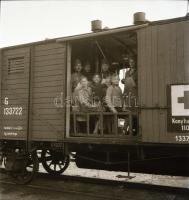 cca 1942 Katonai kórházvonat Budapest és Kijev között, 13 db vintage negatív Thöresz Dezső (1902-1963) békéscsabai gyógyszerész és fotóművész hagyatékából, aki szolgálatot teljesített ezen a vonaton, 6x6 cm és 4x6 cm