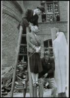 1945 Budapest, háborús bűnös nyilvános kivégzése a börtön udvarán, 5 db vintage negatívról készült m...