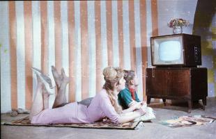cca 1965 Reklámfotók a TV készülék népszerűsítésére, 9 db vintage negatív Kotnyek Antal (1921-1990) ...