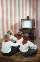 cca 1965 Reklámfotók a TV készülék népszerűsítésére, 9 db vintage negatív Kotnyek Antal (1921-1990) ...