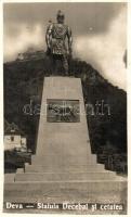 Déva, Decebal szobor és vár a háttérben / Statuia Decebal si cetatea / statue