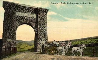 Yellowstone National Park, Entrance Arch with horse carriage