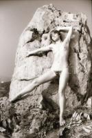 cca 1970 Eltéri karakterek, szolidan erotikus felvételek, 8 db vintage negatív (24x36 mm), + 5 db vi...