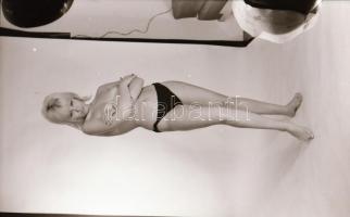 cca 1973 Két leánynak titkos vágya, szolidan erotikus felvételek, 8 db vintage negatív (24x36 mm), +...