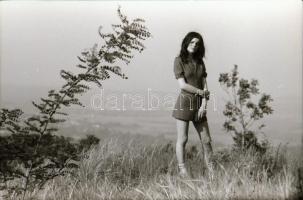 cca 1971 Privát portfóliók szolidan erotikus felvételei, 10 db vintage negatív (24x36 mm), + 4 db vi...