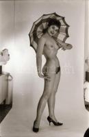 cca 1973 Bolondos élet, szolidan erotikus felvételek, 11 db vintage negatív (24x36 mm), + 4 db vinta...