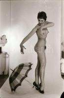 cca 1973 Bolondos élet, szolidan erotikus felvételek, 11 db vintage negatív (24x36 mm), + 4 db vinta...