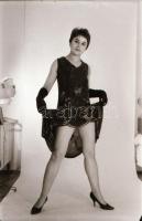 cca 1973 Bolondos élet, szolidan erotikus felvételek, 11 db vintage negatív (24x36 mm), + 4 db vinta...