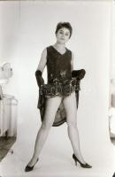 cca 1973 Bolondos élet, szolidan erotikus felvételek, 11 db vintage negatív (24x36 mm), + 4 db vinta...