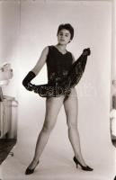 cca 1973 Bolondos élet, szolidan erotikus felvételek, 11 db vintage negatív (24x36 mm), + 4 db vinta...