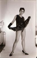 cca 1973 Bolondos élet, szolidan erotikus felvételek, 11 db vintage negatív (24x36 mm), + 4 db vinta...