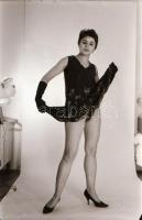 cca 1973 Bolondos élet, szolidan erotikus felvételek, 11 db vintage negatív (24x36 mm), + 4 db vinta...