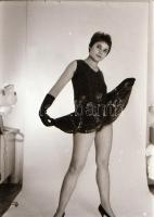 cca 1973 Bolondos élet, szolidan erotikus felvételek, 11 db vintage negatív (24x36 mm), + 4 db vinta...