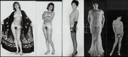 cca 1973 Esküvő előtt, szolidan erotikus felvételek, 6 db vintage negatív (24x36 mm), + 4 db vintage fotó (nincs kapcsolat a negatív és pozitív képek között), 14x6 cm és 17x10,5 cm között