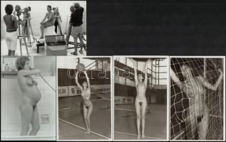 cca 1976 Lazán és könnyedén, szolidan erotikus felvételek, 6 db vintage negatív (24x36 mm), + 5 db vintage fotó, 14x9 cm