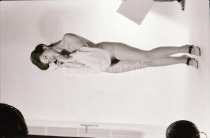 cca 1976 Lazán és könnyedén, szolidan erotikus felvételek, 6 db vintage negatív (24x36 mm), + 5 db v...