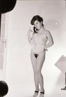 cca 1976 Lazán és könnyedén, szolidan erotikus felvételek, 6 db vintage negatív (24x36 mm), + 5 db v...