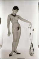 cca 1974 Különféle helyszíneken fotózkodva, szolidan erotikus felvételek, 31 db vintage negatív, 24x...