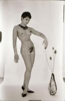 cca 1974 Különféle helyszíneken fotózkodva, szolidan erotikus felvételek, 31 db vintage negatív, 24x...