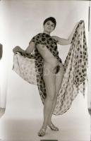 cca 1974 Különféle helyszíneken fotózkodva, szolidan erotikus felvételek, 31 db vintage negatív, 24x...