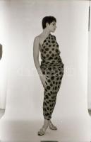 cca 1974 Különféle helyszíneken fotózkodva, szolidan erotikus felvételek, 31 db vintage negatív, 24x...