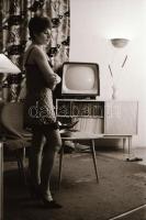 cca 1974 Különféle helyszíneken fotózkodva, szolidan erotikus felvételek, 31 db vintage negatív, 24x...