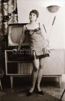 cca 1974 Különféle helyszíneken fotózkodva, szolidan erotikus felvételek, 31 db vintage negatív, 24x...