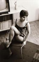 cca 1974 Különféle helyszíneken fotózkodva, szolidan erotikus felvételek, 31 db vintage negatív, 24x...