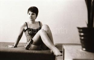 cca 1974 Különféle helyszíneken fotózkodva, szolidan erotikus felvételek, 31 db vintage negatív, 24x...