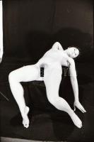 cca 1974 Különféle helyszíneken fotózkodva, szolidan erotikus felvételek, 31 db vintage negatív, 24x...