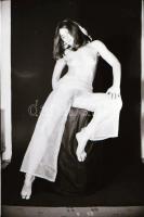 cca 1974 Különféle helyszíneken fotózkodva, szolidan erotikus felvételek, 31 db vintage negatív, 24x...