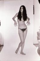 cca 1977 Egy régi nyár emlékei, szolidan erotikus felvételek, 4 db vintage negatív (24x36 mm), + 5 d...