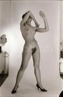 cca 1978 Természetes szépségek, szolidan erotikus felvételek, 7 db vintage negatív (24x36 mm és 6x6 ...