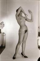 cca 1978 Természetes szépségek, szolidan erotikus felvételek, 7 db vintage negatív (24x36 mm és 6x6 ...