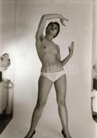 cca 1978 Természetes szépségek, szolidan erotikus felvételek, 7 db vintage negatív (24x36 mm és 6x6 ...