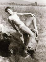 cca 1974 Műtermi és szabadtéri aktok, szolidan erotikus felvételek, 21 db vintage negatív, 24x36 mm