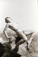 cca 1974 Műtermi és szabadtéri aktok, szolidan erotikus felvételek, 21 db vintage negatív, 24x36 mm