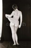 cca 1974 Műtermi és szabadtéri aktok, szolidan erotikus felvételek, 21 db vintage negatív, 24x36 mm