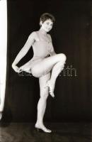 cca 1974 Műtermi és szabadtéri aktok, szolidan erotikus felvételek, 21 db vintage negatív, 24x36 mm