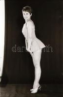 cca 1974 Műtermi és szabadtéri aktok, szolidan erotikus felvételek, 21 db vintage negatív, 24x36 mm