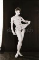 cca 1974 Műtermi és szabadtéri aktok, szolidan erotikus felvételek, 21 db vintage negatív, 24x36 mm