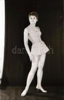 cca 1974 Műtermi és szabadtéri aktok, szolidan erotikus felvételek, 21 db vintage negatív, 24x36 mm