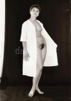 cca 1974 Műtermi és szabadtéri aktok, szolidan erotikus felvételek, 21 db vintage negatív, 24x36 mm