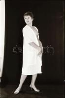 cca 1974 Műtermi és szabadtéri aktok, szolidan erotikus felvételek, 21 db vintage negatív, 24x36 mm